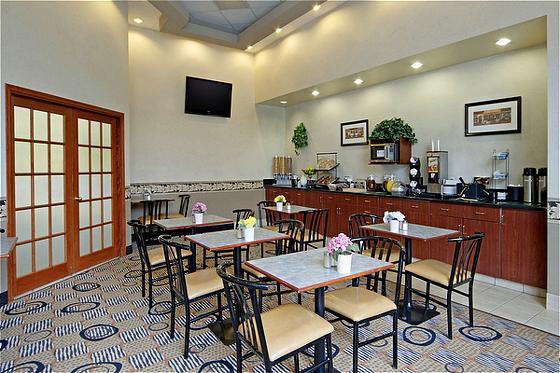 Comfort Inn & Suites South Calgary Restoran gambar